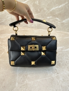 Bolsa VLTN Roman Stud Preta Italiana - comprar online