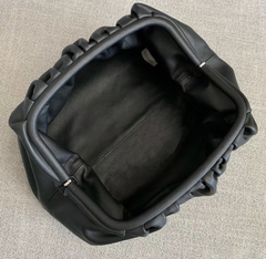 Bolsa Bottega Veneta The Pouch Preta Italiana na internet