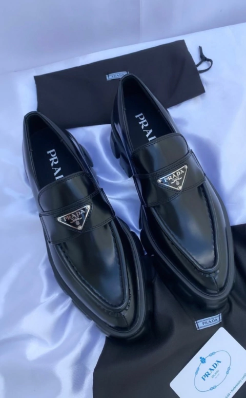 Mocassim Monolith Prada em Couro Preto com Bico Fino Italiana