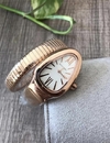 Relógio Bulgari Serpenti Rosé com Fundo Branco Italiana