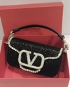 Bolsa VLTN Locò com Aplicação Preta Italiana