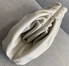 Bolsa Bottega Veneta The Pouch Off White Italiana - comprar online