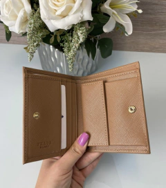 Carteira Prada de Couro Saffiano Caramelo Pequena Italiana - comprar online
