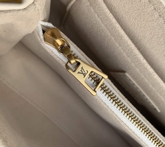Bolsa Louis Vuitton Hold Me Off-White Italiana