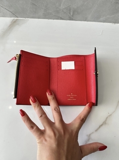 Carteira Louis Vuitton Victorine Monogram Vermelha Italiana - comprar online