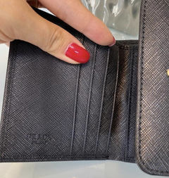Carteira Prada de Couro Saffiano Preta Pequena Italiana - Romaly Grifes Bolsas