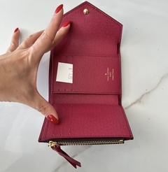 Carteira Louis Vuitton Victorine Monogram Bordô Italiana na internet