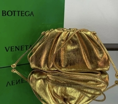 Bolsa Bottega Veneta The Pouch 20 Pequena Dourada Metalizada Italiana