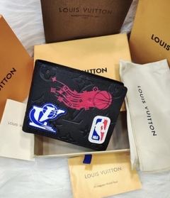 Carteira Multiple LV x NBA Monogram Preta Italiana
