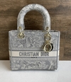 Bolsa Lady Dior D-Lite Média Toile de Jouy Reverse Cinza Italiana