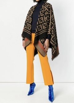 Poncho Fendi FF Italiana na internet
