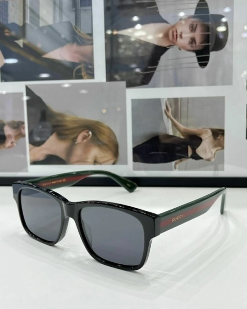 Óculos Gucci Preto, Vermelho e Verde Italiana