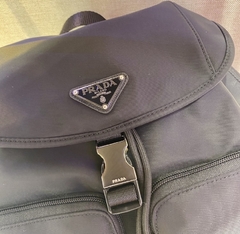 Mochila Prada Média Re-Nylon Preta Italiana na internet