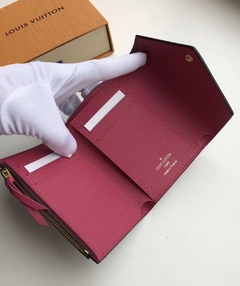 Carteira Louis Vuitton Victorine Monogram Vinho Italiana - comprar online
