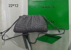 Bolsa Bottega Veneta Mini Pouch Intrecciato Cinza Italiana