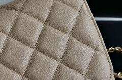 Bolsa Chanel 2.55 Clássica Jumbo Caviar Bege Italiana - comprar online