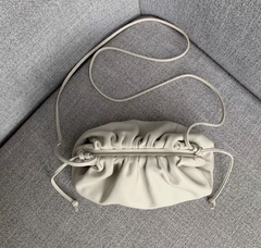 Bolsa Bottega Veneta The Pouch 20 Pequena Off White Italiana na internet