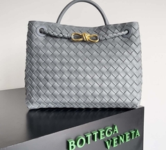 Bolsa Bottega Veneta Andiamo Cinza Claro Média Italiana