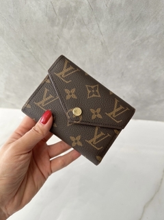 Carteira Louis Vuitton Victorine Monogram Vermelha Italiana