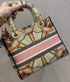 Bolsa Lady Dior D-Lite Média Bordado Dior In Lights Multicolorido Italiana - loja online