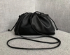 Bolsa Bottega Veneta The Pouch 20 Pequena Preta Italiana