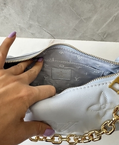 Bolsa Louis Vuitton Meia Lua Azul Bebê Italiana - Romaly Grifes Bolsas