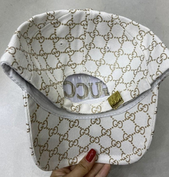 Boné Gucci Tela GG Branco e Dourado Italiana na internet