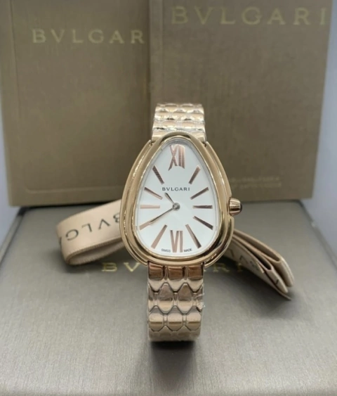 Relógio Bulgari Serpenti Seduttori Rosé com Fundo Branco Italiana