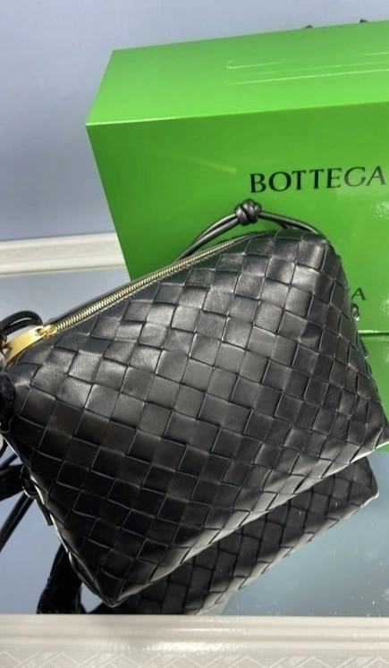 Bolsa Bottega Loop Pequena Preta Italiana