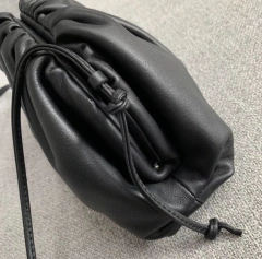 Bolsa Bottega Veneta The Pouch 20 Pequena Preta Italiana - comprar online