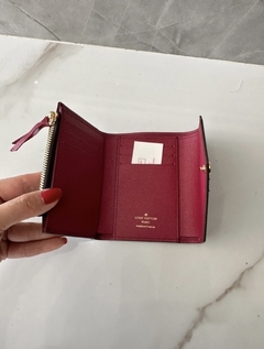 Carteira Louis Vuitton Victorine Monogram Bordô Italiana - comprar online