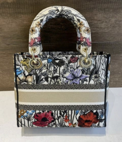 Bolsa Lady Dior D-Lite Média Bordada Mille Fleurs Italiana - comprar online