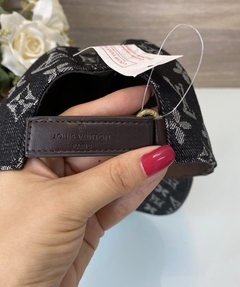 Boné Louis Vuitton Cinza Italiana - loja online
