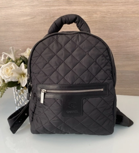Mochila Chanel Cocoon Média Preta em Nylon