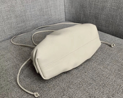 Bolsa Bottega Veneta The Pouch 20 Pequena Off White Italiana - loja online