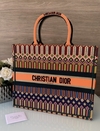 Bolsa Dior Book Tote Laranja bordada Italiana