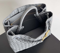 Bolsa Bottega Veneta Andiamo Cinza Claro Média Italiana - Romaly Grifes Bolsas