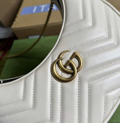 Bolsa Gucci GG Marmont Meia Lua Branca Italiana - loja online