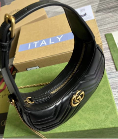 Bolsa Gucci GG Marmont Meia Lua Preta Italiana - Romaly Grifes