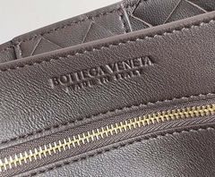 Bolsa Bottega Veneta Andiamo Marrom Média Italiana - Romaly Grifes Bolsas