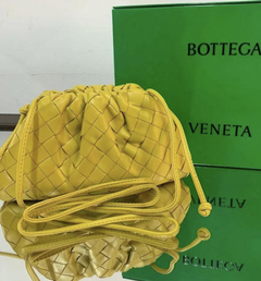 Bolsa Bottega Veneta Mini Pouch Intrecciato Amarela Italiana