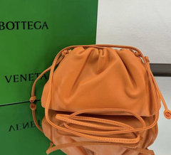 Bolsa Bottega Veneta The Pouch 20 Pequena Laranja Italiana