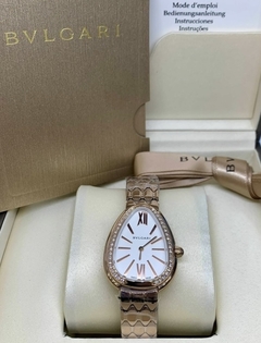 Relógio Bulgari Serpenti Seduttori Rosé com Fundo Branco e Brilho Italiana