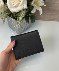 Carteira Prada de Couro Saffiano Preta e Dourada Pequena Italiana - Romaly Grifes Bolsas