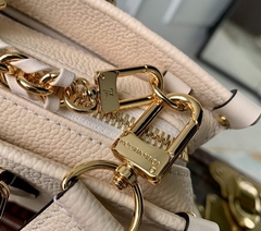 Bolsa Louis Vuitton OnTheGo East West Creme Italiana - Romaly Grifes Bolsas