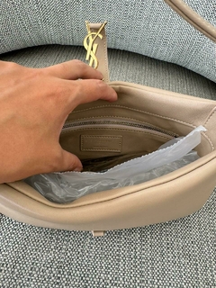 Bolsa YSL Le 5 À 7 Em Couro De Cordeiro Acolchoado Bege Italiana - comprar online