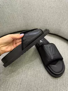 Chinelo Slide Louis Vuitton Masculino Preto Italiana na internet