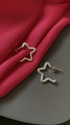 Argola meia estrela cravejada