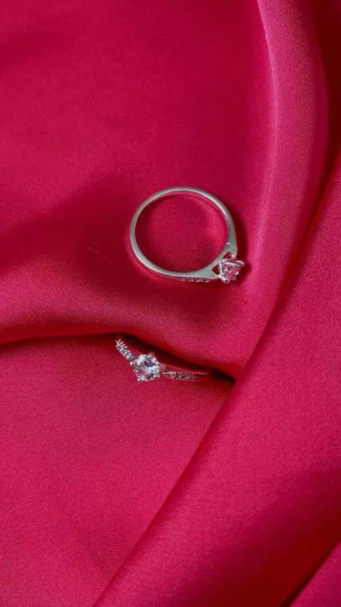 Anel solitário lateral cravejada