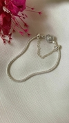 Pulseira estilo Pandora com fecho de coração cravejado